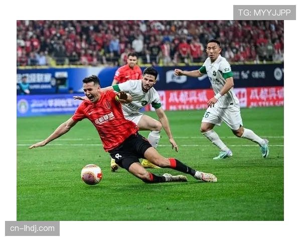 控球型与反击型球队战术分化加剧 比赛节奏与空间利用差异显著